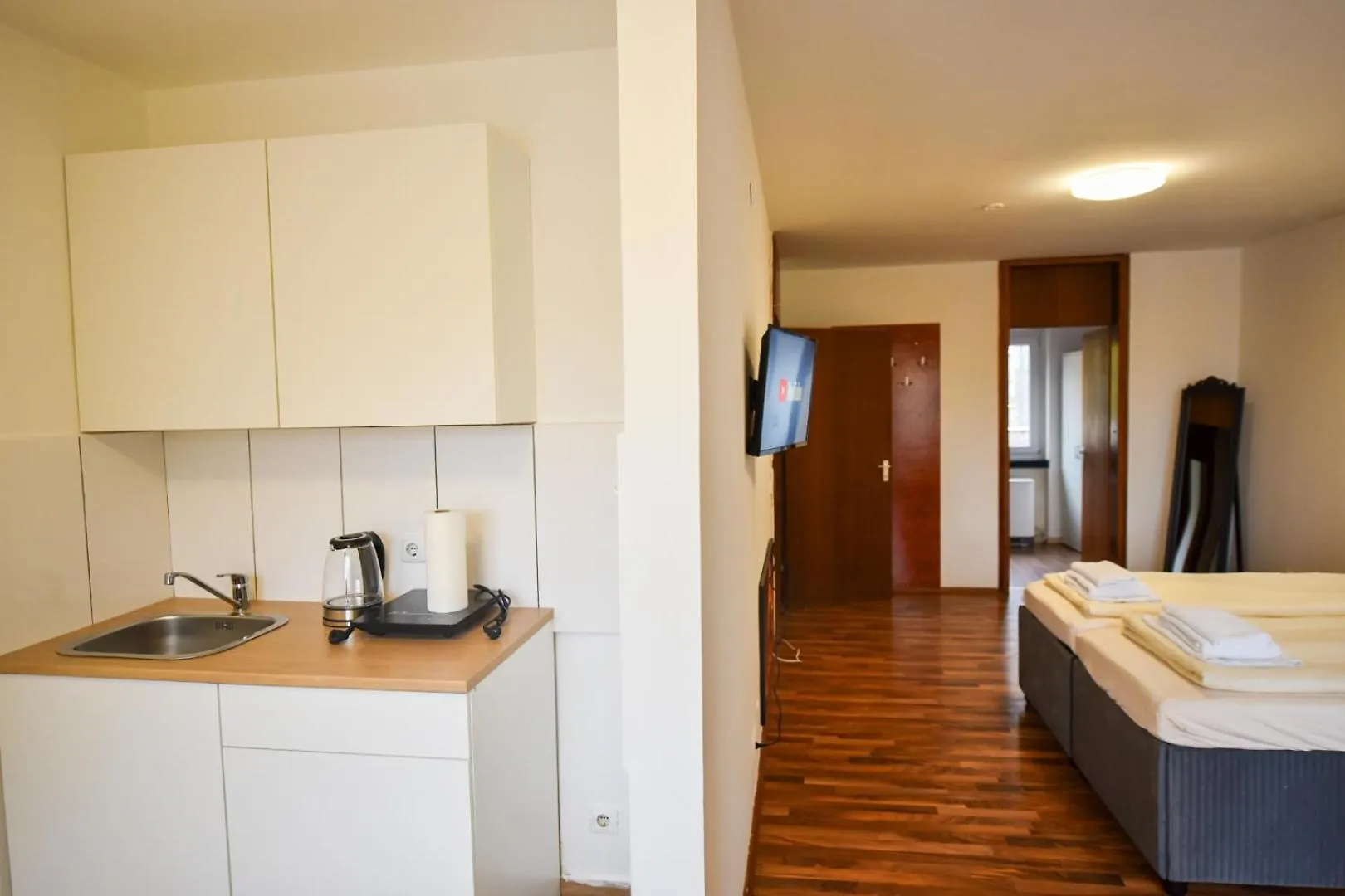 Hotel Im Natur Mit Eigene Kueche Bad Balkon Parkplatz Netflix Nürnberg 0*,  Deutschland